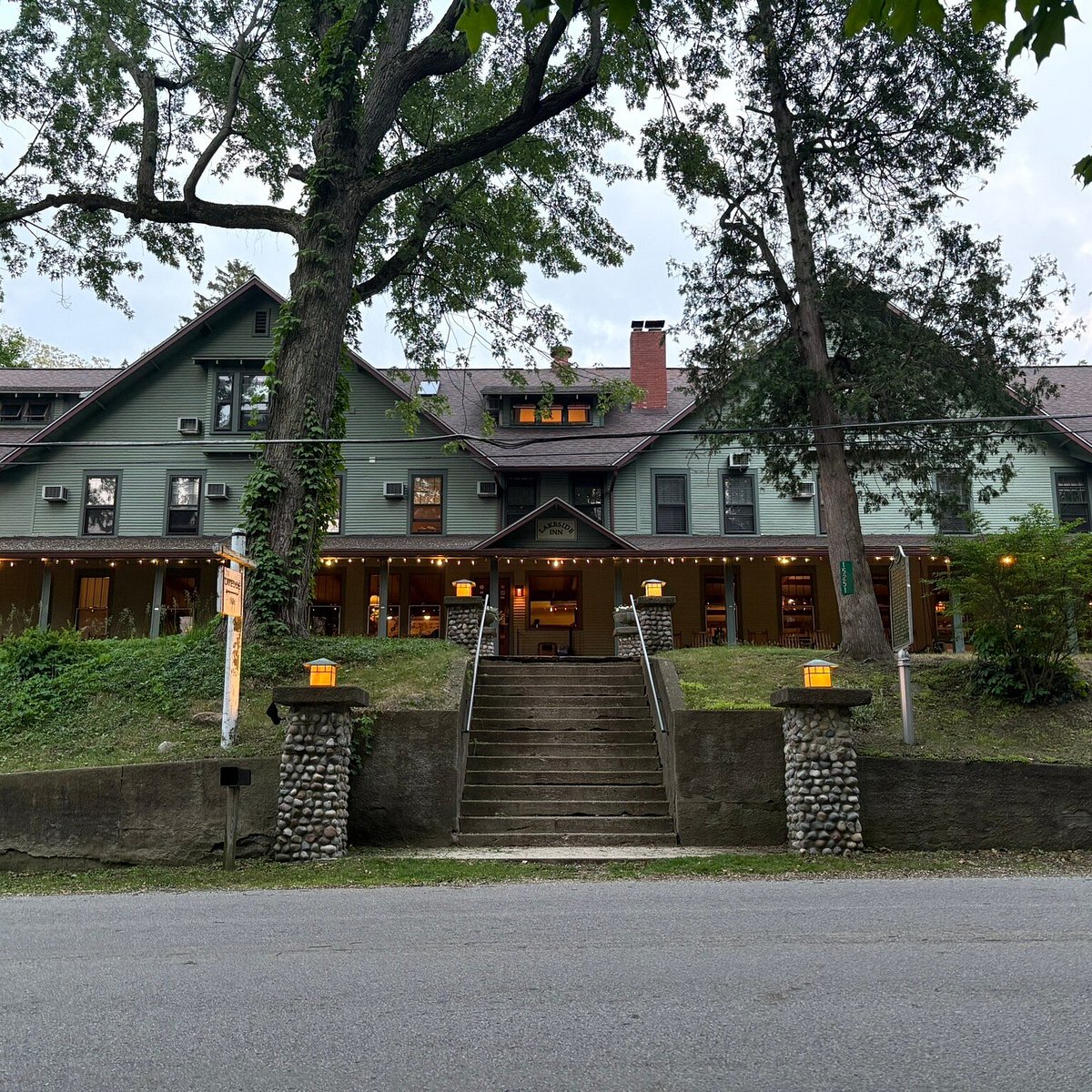 Lakeside Inn hero