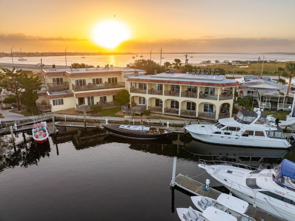 The Inn at Camachee Harbor hero